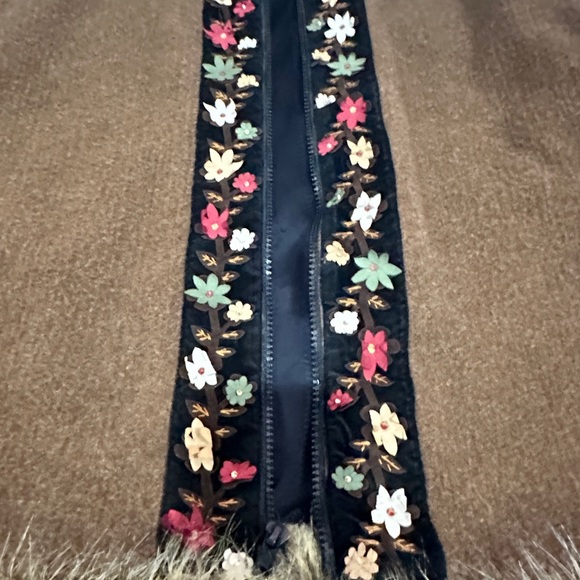 Tasha Polizzi blanket faux fur and floral appliqué jacket. - Picture 5 of 10
